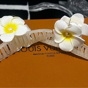 🎄5/$25 White Floral Hair Claw Clip (1)